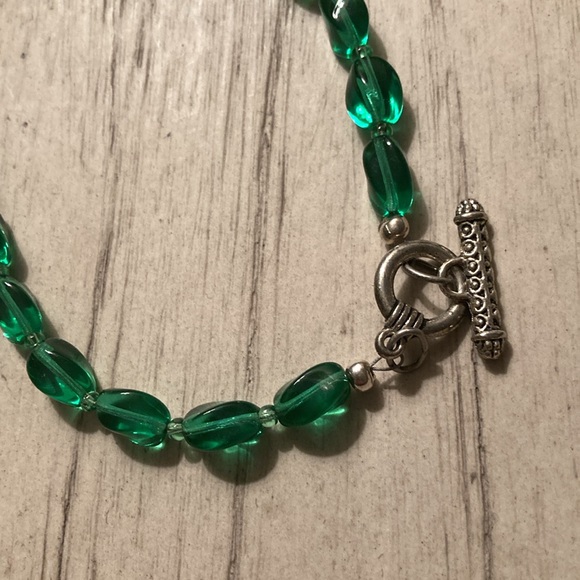 Vintage green glass bead necklace - Picture 4 of 7